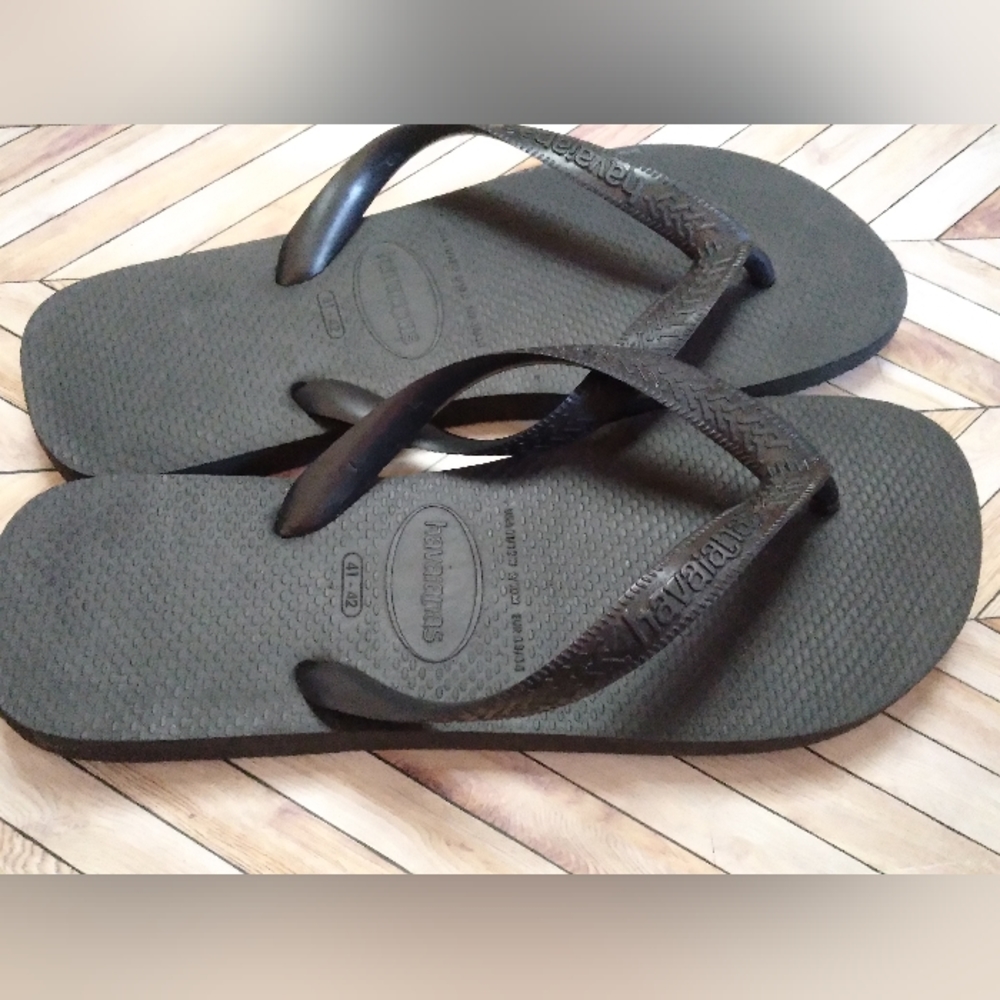 Men's black Havaianas size 10
